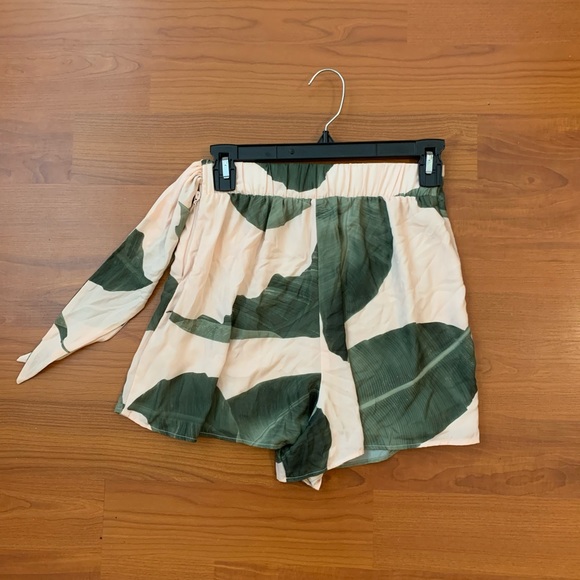 Show me your mu mu tropical skort size small, no stains or tears - Picture 3 of 4